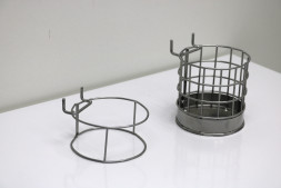 Стакан навесной на перфорацию 100мм крашенный в хром